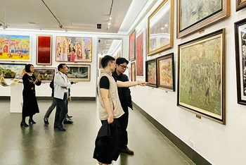 Một góc triển lãm "Di sản văn hóa Việt Nam qua hội họa".