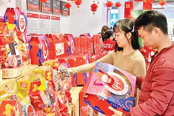 Người tiêu dùng mua sắm hàng hóa Tết tại siêu thị Winmart (Trung tâm thương mại Vincom Mega Mall Smart City, Nam Từ Liêm, Hà Nội).