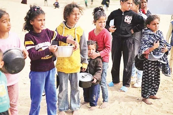 Nhiều trẻ em tại Gaza bị thiếu lương thực nghiêm trọng. (Ảnh REUTERS)