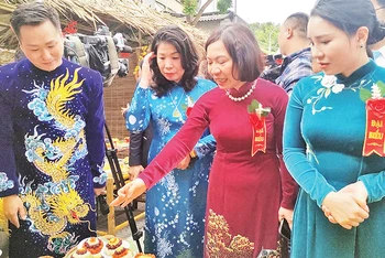 Các đại biểu tham quan gian hàng giới thiệu sản phẩm tại Lễ hội Xôi Phú Thượng 2024.