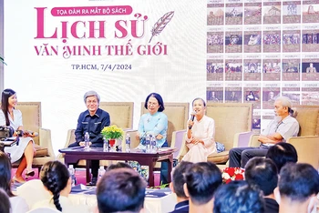 Tọa đàm giới thiệu bộ sách "Lịch sử Văn minh Thế giới" do Viện Giáo dục IRED vừa tổ chức tại Thành phố Hồ Chí Minh. (Ảnh THÙY DƯƠNG)