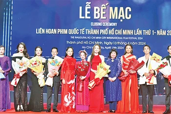 Các đại biểu, diễn viên trong lễ bế mạc Liên hoan phim quốc tế Thành phố Hồ Chí Minh lần thứ nhất.