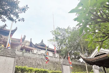 Ðền thờ An Sinh Vương Trần Liễu trên đỉnh núi An Phụ.