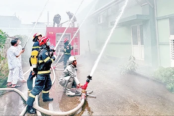 Huyện Thanh Trì tổ chức diễn tập phòng cháy, chữa cháy. (Ảnh NGỌC QUÂN)