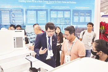 Khách hàng tham quan không gian triển lãm tích hợp công nghệ kỹ thuật số và điện tử công suất. (Ảnh ANH THẾ)