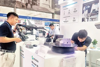 Doanh nghiệp giới thiệu những công nghệ mới tại Hội chợ triển lãm Công nghiệp hỗ trợ thành phố Hà Nội năm 2024.