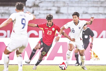 Ðương kim vô địch Thái Lan (áo trắng) giành chiến thắng 10-0 trước Timor Leste trên sân trung lập Hàng Ðẫy, trong trận ra quân ASEAN Cup 2024. (Ảnh SƠN TÙNG) 