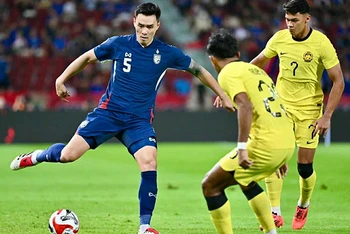 Một pha bóng giữa các cầu thủ đội Thái Lan và Malaysia tại bảng A ASEAN Cup 2024.
