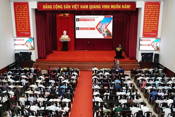 Hội nghị tập huấn, triển khai thi hành Luật Ðất đai năm 2024 do UBND tỉnh Bình Thuận phối hợp Bộ Tài nguyên và Môi trường tổ chức. (Ảnh HỮU TRÍ) 