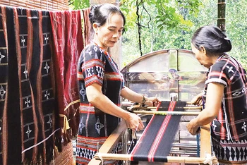 Nghề dệt thổ cẩm truyền thống của đồng bào Cơ Tu, huyện Hòa Vang, thành phố Ðà Nẵng. 