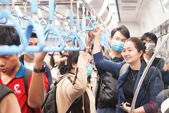 Tuyến Metro số 1 Bến Thành-Suối Tiên thu hút đông đảo hành khách là sinh viên, nhân viên văn phòng. (Ảnh THẾ ANH) 