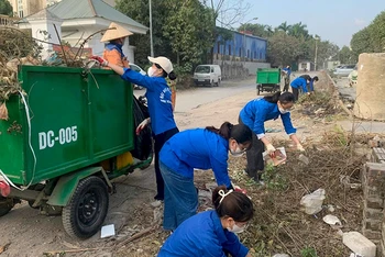 Ðoàn viên, thanh niên quận Hoàng Mai (Hà Nội) dọn dẹp vệ sinh môi trường trên địa bàn. (Ảnh HOÀNG NGÀ) 