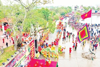 Lễ hội Từ Lương Xâm - nơi đặt căn cứ bản doanh của Ðức Vương Ngô Quyền trong Chiến thắng Bạch Ðằng năm 938.