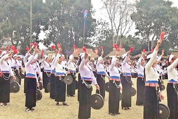 Biểu diễn chiêng Mường - nét độc đáo tại các lễ hội của dân tộc Mường Hòa Bình.