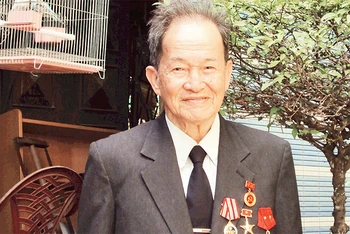 Ðại tá, Cụm trưởng Cụm tình báo H63 Nguyễn Văn Tàu (Tư Cang) ở nhà riêng tại Phường 26, quận Bình Thạnh, Thành phố Hồ Chí Minh.