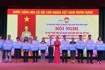 Trao kinh phí hỗ trợ xây dựng nhà đại đoàn kết năm 2024 cho các địa phương trong tỉnh.