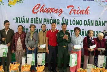 Trao quà cho các hộ gia đình có hoàn cảnh khó khăn trên địa bàn thành phố.