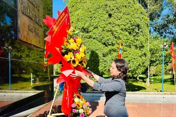 Phó Chủ tịch nước dâng hoa tại Bảo tàng Quang Trung.