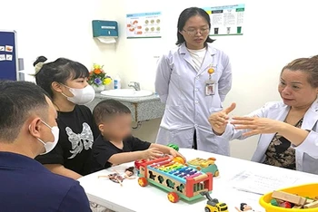 Bác sĩ CKII Thái Thị Thanh Thủy tư vấn điều trị. (Ảnh Mai Hoàng)