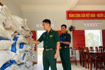 Lực lượng chức năng kiểm tra tang vật tại Đồn Biên phòng Tam Quan Nam.