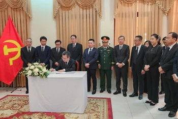 Đồng chí Nguyễn Thanh Nghị ghi sổ tang. 