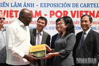 Phó Chủ tịch nước Võ Thị Ánh Xuân tặng sách Phó Chủ tịch nước Cuba Salvador Valdes Mesa. (Ảnh: Chi Mai)