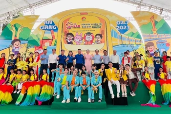 Đại diện ban tổ chức, các đại sứ chương trình và thiếu nhi tại Ngày hội. 