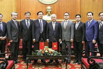 Các đồng chí Đỗ Văn Chiến, Vương Quốc Sinh (thứ 5 và 6 từ phải qua) cùng đại diện lãnh đạo Trung ương Mặt trận Tổ quốc Việt Nam, Chính hiệp toàn quốc Trung Quốc tại buổi tiếp. 
