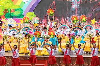 Chương trình diễn ra trong không khí sôi nổi với sự tham gia của nhiều thiếu niên, nhi đồng.