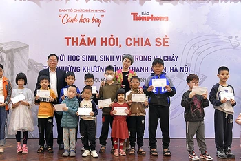 Đại diện Ban tổ chức chương trình trao kinh phí tặng các em nhỏ là nạn nhân vụ cháy.