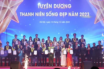 Ban tổ chức trao Giải thưởng "Thanh niên sống đẹp" năm 2023 tặng các cá nhân tiêu biểu.