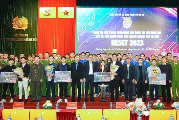 Đại diện các đơn vị tổ chức, đội thi trên bục trao giải Cuộc thi.