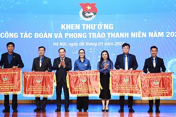 Phó Bí thư Đảng ủy Khối doanh nghiệp Trung ương Hồ Xuân Trường (thứ 3 từ trái sang) và Bí thư Trung ương Đoàn, Chủ tịch Hội đồng Đội Trung ương Nguyễn Phạm Duy Trang (thứ 5 từ trái sang) trao cờ thi đua tặng các đơn vị xuất sắc. 