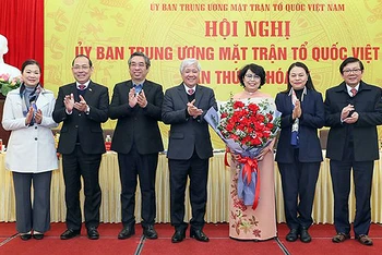 Chủ tịch Ủy ban Trung ương Mặt trận Tổ quốc Việt Nam Đỗ Văn Chiến (thứ 4 từ phải sang) và đại diện các bộ, ban, ngành trao hoa chúc mừng tân Phó Chủ tịch Ủy ban Trung ương Mặt trận Tổ quốc Việt Nam khóa 9 Tô Thị Bích Châu.