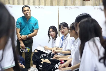 Các thành viên nòng cốt câu lạc bộ trẻ em gái nghiên cứu, thảo luận đề tài thuyết trình tại buổi lễ.