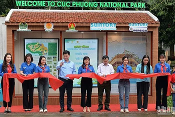 Đại diện Hội đồng Đội Trung ương, các đơn vị liên quan và thiếu nhi địa phương cùng thực hiện nghi lễ khánh thành “Góc thông tin bảo vệ môi trường Mizuiku”.
