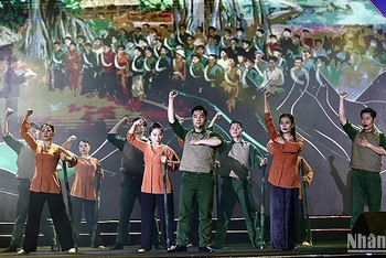 Tiết mục tái hiện tinh thần sục sôi chiến đấu của quân và dân ta trong Chiến dịch Điện Biên Phủ.