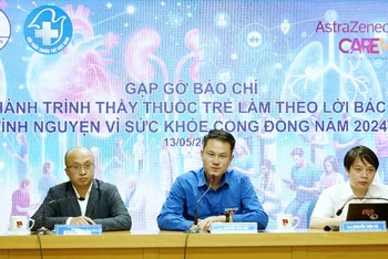 Phó Chủ tịch Thường trực Hội Liên hiệp Thanh niên Việt Nam Nguyễn Kim Quy (áo xanh) thông tin về Hành trình.