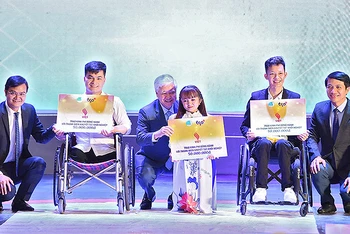 Các đồng chí lãnh đạo Đảng, Nhà nước, Trung ương Đoàn trao Bằng khen tặng các tấm gương "Tỏa sáng nghị lực Việt" năm 2023.