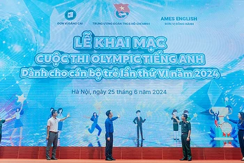 Đại diện Trung ương Đoàn và các đơn vị liên quan thực hiện nghi thức khai mạc Cuộc thi.