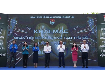 Đại diện Thành đoàn Hà Nội và các đơn vị liên quan thực hiện nghi thức khai mạc Ngày hội.