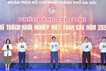 Đại diện Thành đoàn Hà Nội và các đơn vị liên quan thực hiện nghi lễ phát động Cuộc thi "Thử thách khởi nghiệp Việt toàn cầu" năm 2025.