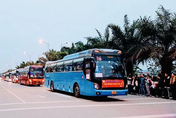 Các chuyến xe miễn phí xuất phát đưa công nhân, lao động về quê sum vầy cùng gia đình.