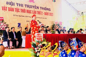 Quang cảnh khai mạc Hội thi truyền thống vật dân tộc thời Mạc.