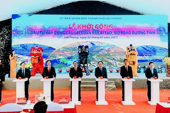Lãnh đạo thành phố Hải Phòng và tỉnh Quảng Ninh nhấn nút khởi công dự án.