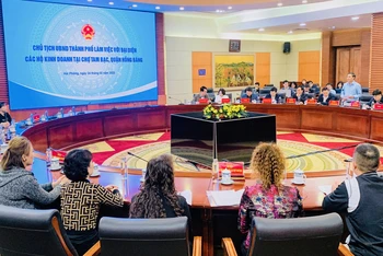 Chủ tịch Ủy ban nhân dân thành phố Hải Phòng đối thoại với các hộ kinh doanh tại chợ Tam Bạc sáng 24/2.