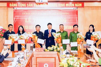 Lãnh đạo thành phố Hải Phòng khen thưởng 6 tập thể có thành tích xuất sắc trong việc bắt giữ lượng lớn ngà voi nhập lậu qua cảng biển Hải Phòng.