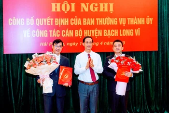 Phó Bí thư Thường trực Thành ủy Hải Phòng trao quyết định điều động, phân công, chỉ định đồng chí Bùi Trung Tiến (trái) giữ chức Bí thư Huyện ủy Bạch Long Vĩ.