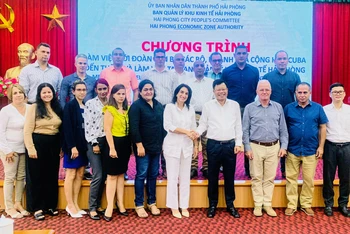 Đoàn cán bộ các bộ, ngành của Cộng hòa Cuba làm việc tại Ban Quản lý Khu Kinh tế Hải Phòng.