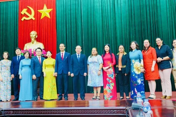Lãnh đạo thành phố Hải Phòng chụp ảnh lưu niệm với Đoàn đại biểu cấp cao Hội Liên hiệp Phụ nữ nước Cộng hòa Cuba.
